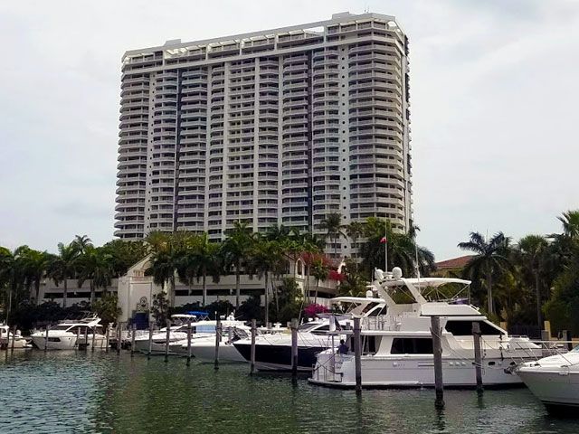 Williams Island 2000 apartments for sale and rent
