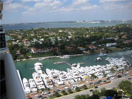 Blue Diamonds Condominium in Miami Beach