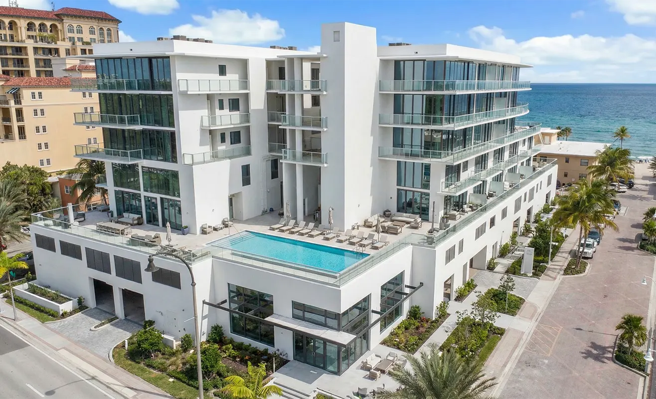 Eturna Beachside, Hollywood