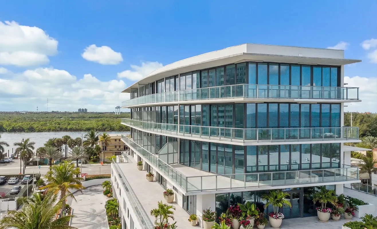 Eturna Beachside, Hollywood