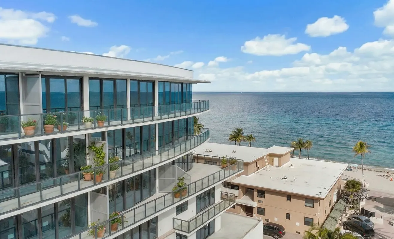 Eturna Beachside, Hollywood