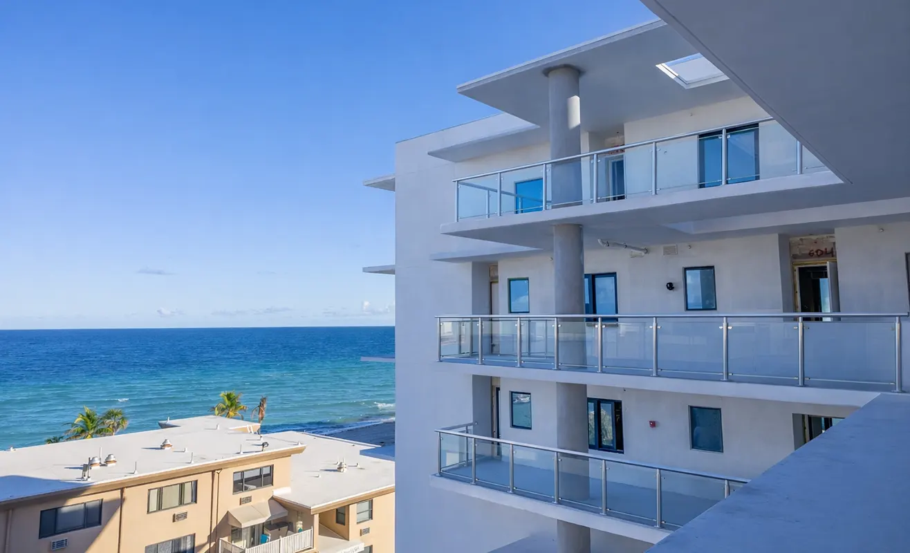 Eturna Beachside, Hollywood