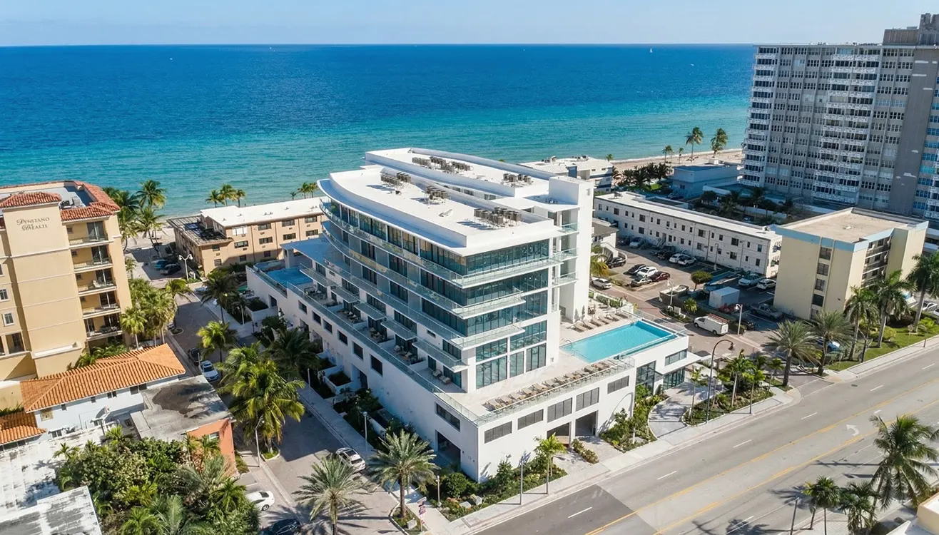 Eturna Beachside, Hollywood