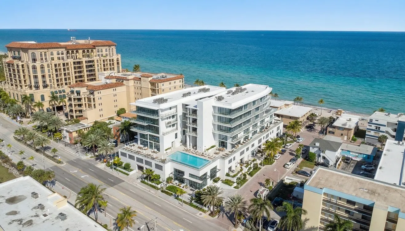 Eturna Beachside, Hollywood