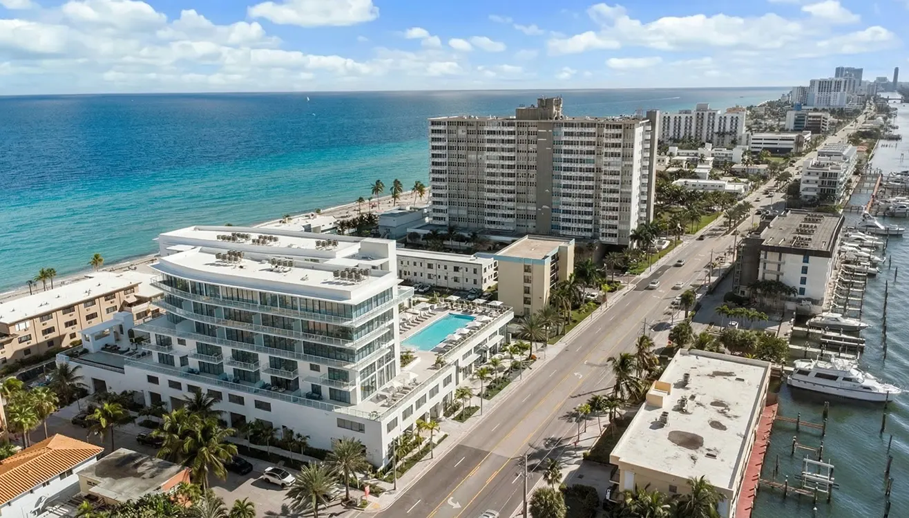 Eturna Beachside, Hollywood