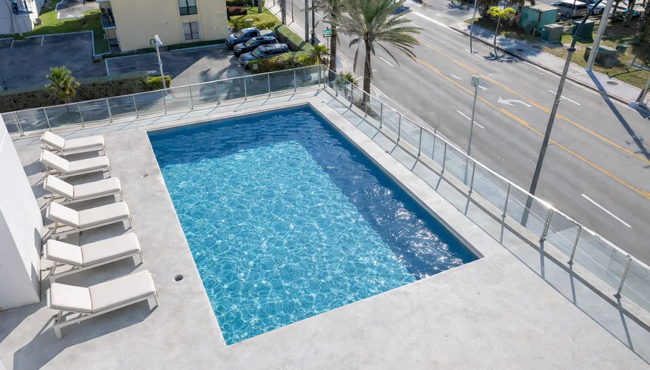 Eturna Beachside, Hollywood