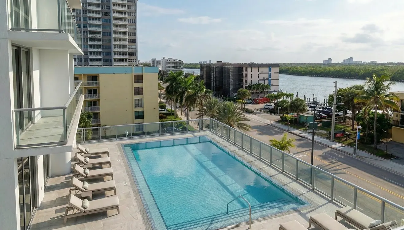 Eturna Beachside, Hollywood