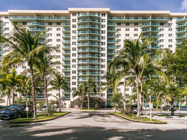 18600 Collins Ave, Sunny Isles Beach, FL 33160