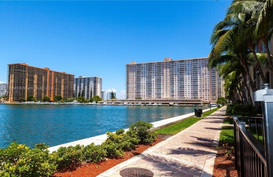 Porto Bellagio Condo for Sale - A11835840 11 