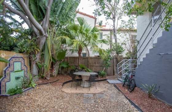 2816  Pine Tree Dr #