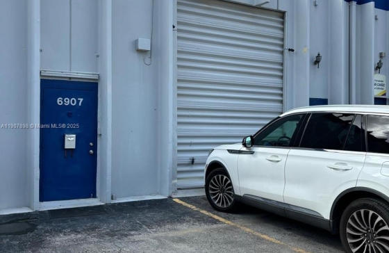 6907 NW 43rd St #6907