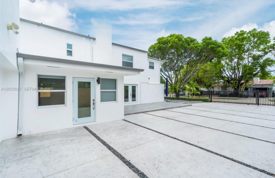 590 SW 23rd Ave #