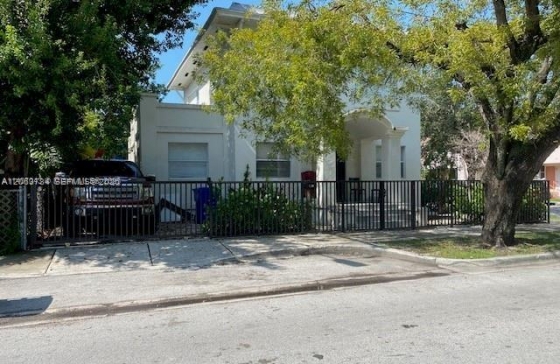 876 SW 2nd St #